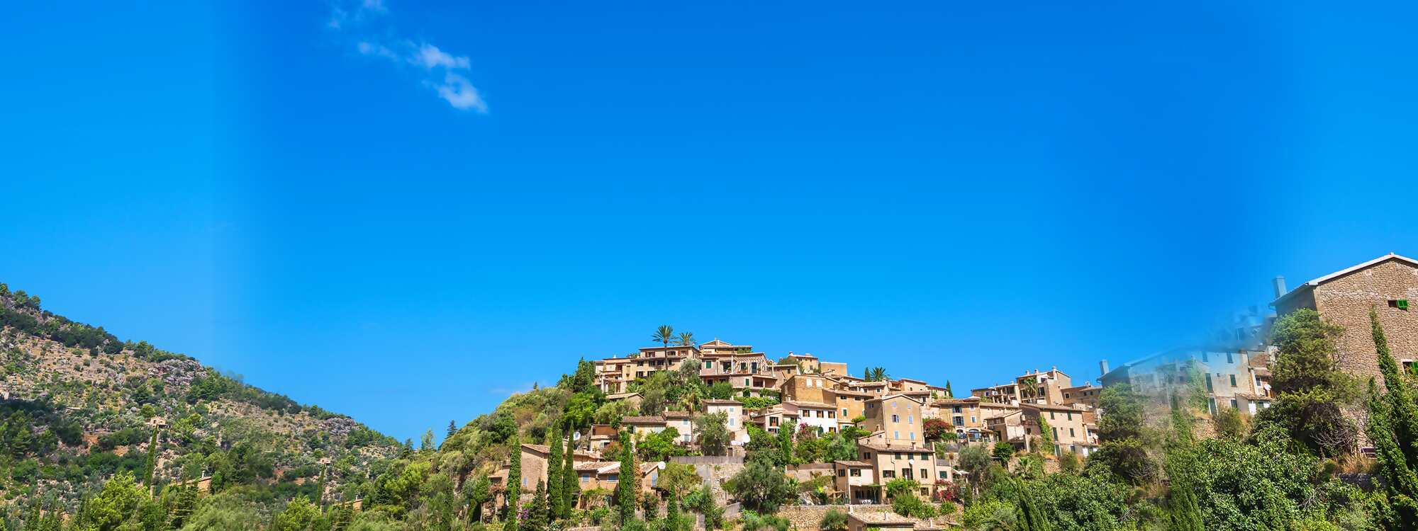 Blick auf ein wunderschönes Bergdorf Deia in Mallorca