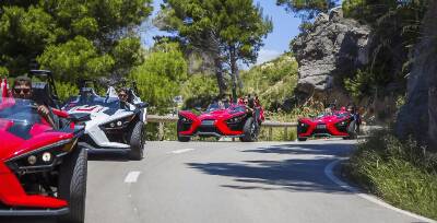 Fahre diese dreirädrigen Autos an der Küste Mallorcas für 2 Stunden mit dieser Tour. Die besonderen Autos und die wunderschöne Natur der Insel sind die perfekte Aktivität für Freunde und Familien.