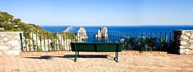 Trip Mallorca Feriendestination - Capri ist eine blühende Insel mit weißen Gebäuden, die einen schönen Kontrast zum tiefen Blau des Meeres bilden. Die durchschnittlichen Frühlings- und Herbsttemperaturen liegen bei etwa 14°-16°C, die besten Reisemonate sind April, Mai, Juni, September und Oktober. Auch in den Wintermonaten sorgt das milde Klima für Wohlbefinden und eine üppige Vegetation. Die beliebtesten Orte für Capri Ferien, locken mit besten Angebote für Hotels und Ferienunterkünfte mit Werbeaktionen, Rabatten, Sonderangebote für Capri Urlaub buchen.