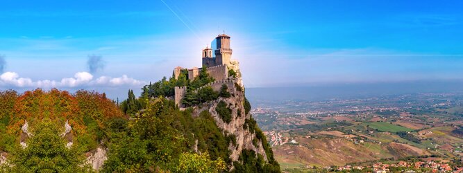 Trip Mallorca Urlaubsdestination - San Marino – Hol ihn dir – den heißbegehrten Einreise-Stempel von San Marino. Nimm deinen Reisepass, besuche die örtliche Tourismusbehörde, hier wird die kleine Trophäe in dein Reisedokument gestempelt, es sieht gut aus und ist eine supertolle Urlaubserinnerung. Dieses neue Trendy-Reiselust-Souvenir passt ausgezeichnet zu den anderen außergewöhnlichen Stempeln deiner vergangenen Reisen. San Marino ist ein sehr interessanter Zwergstaat, eine Enklave, vollständig von Italien umgeben, eine der ältesten bestehenden Republiken und eines der reichsten Länder der Welt. Die beliebtesten Orte für Ferien in San Marino, locken mit besten Angebote für Hotels und Ferienunterkünfte mit Werbeaktionen, Rabatten, Sonderangebote für San Marino Urlaub buchen.